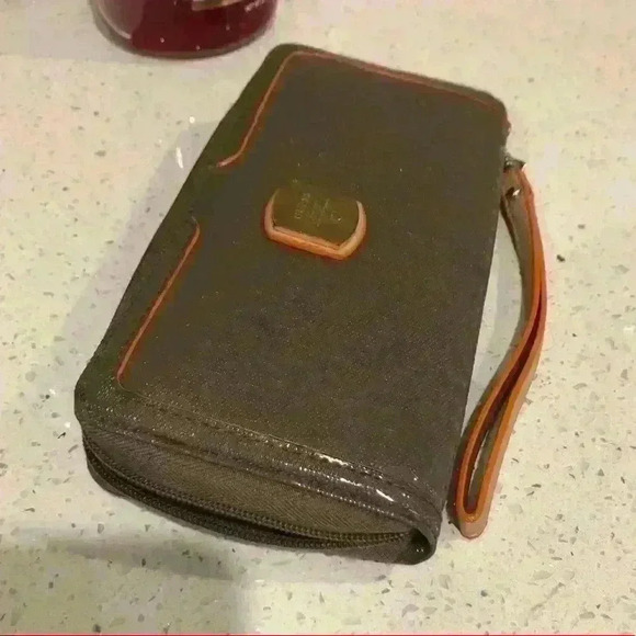 Guess Wallet - Picture 2 of 6